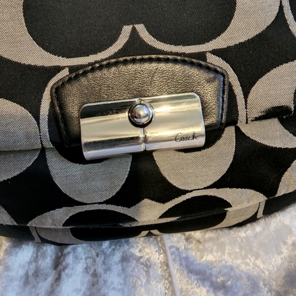 Coach Signature Purse. Good condition and great size - Picture 2 of 13